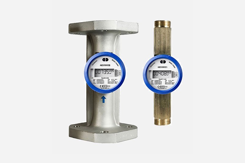 Illustration du compteur d'eau flowIQ sur fond gris.