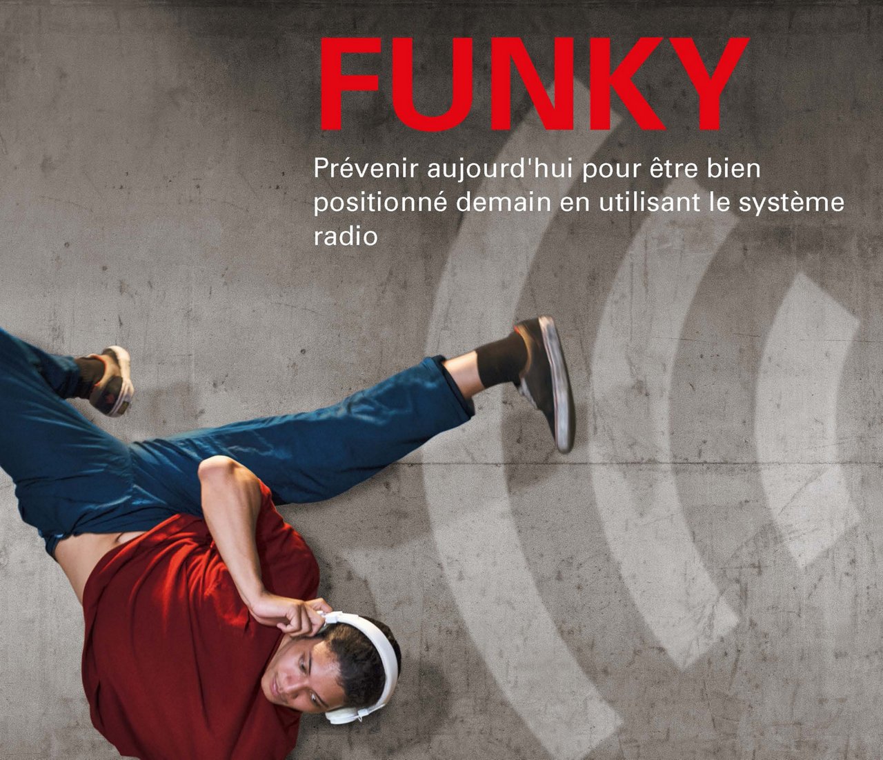 Un jeune homme fait du break dance devant un mur en béton avec des ondes radio. Au-dessus de lui, le mot « FUNKY » est écrit en gros caractères rouges. En dessous, il est écrit : Prévoir aujourd'hui - être bien placé pour demain avec la radio.