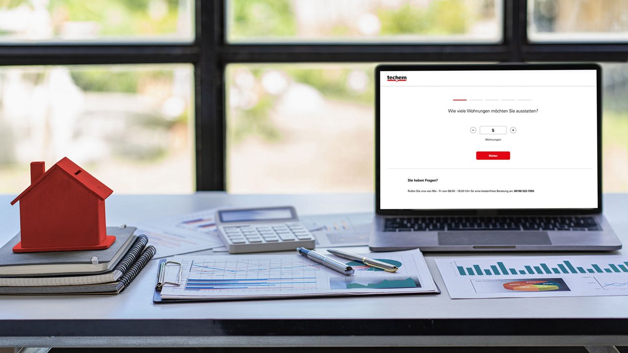Frau sitzt am Schreibtisch und benutzt den Rauchwarnmelder-Rechner am Laptop