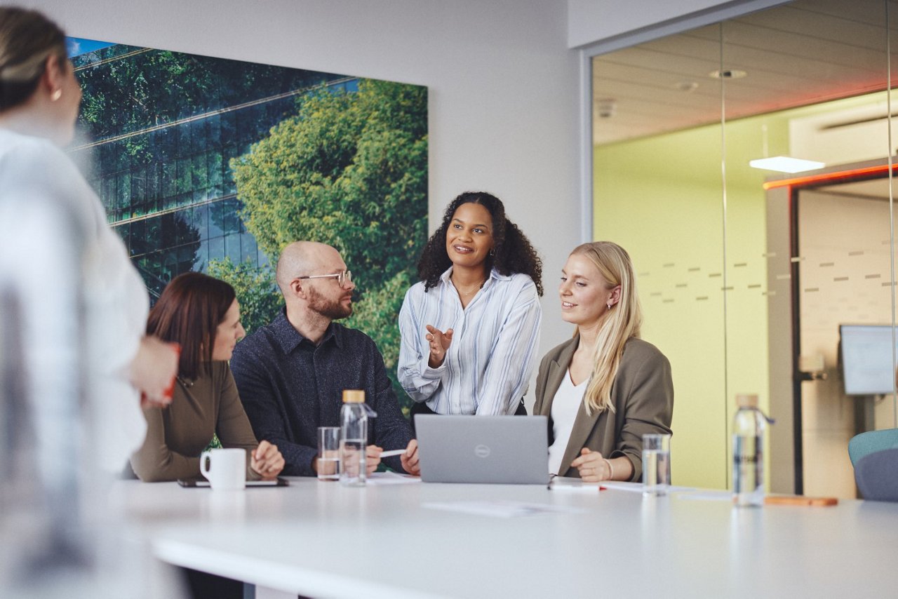 5 Techem Mitarbeitende sind innerhalb eines Meetings im regen Austausch 